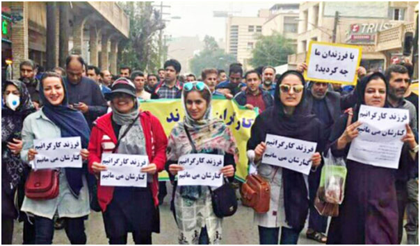 Demonstration in support of protesting steel workers by their families in the city of Ahvaz, Iran, in December 2018. The placards read: “We are the children of workers. We stand alongside them.” © Iranian Labour News Agency